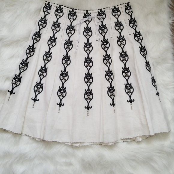 Grace Elements Dresses & Skirts - Pretty White and Black Pleated Skirt